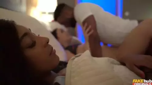 زنجي لا يستطيع النوم بعدما شاف صديقة اخته الساخنة sex porn