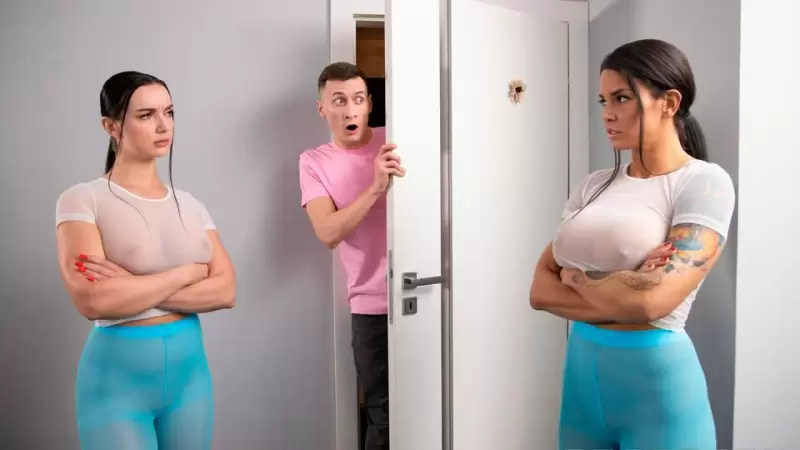 كلوي لامور، فتاة مثيرة تتناك في وضعية الكلب وطيزها مدهونة بالزيت