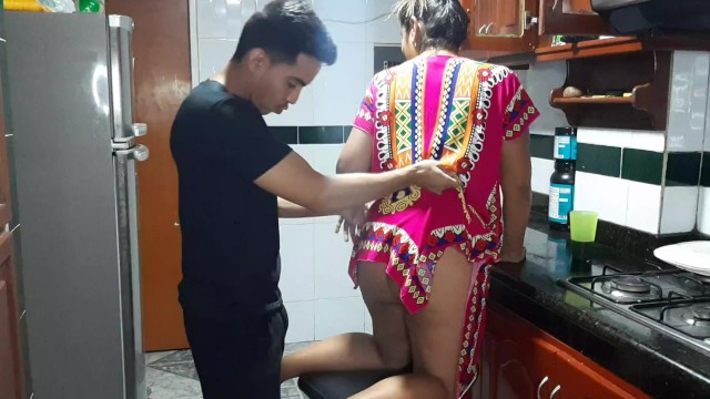 يرغم زوجة ابيه بعد خروجه من البيت ويلحس مهبلها – سكس امهات