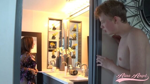 الينا انجل تتناك مع ابن صاحبتها – افلام سكس مترجمه