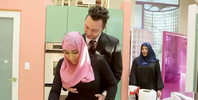 شاب ينيك العاملة المنزلية المحجبة وتكتشفه امه في الاخير – سكس محجبات