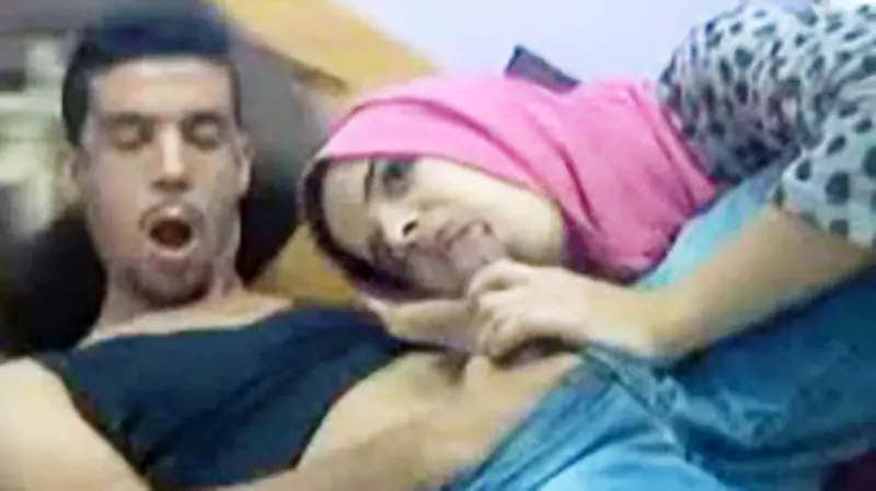 مراهقة عربية تمتص قضيبا ضخما على المباشر