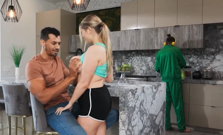 ممحونة تتجاهل صديقها، فتمارس الجنس مع زميله في السكن – سكس مترجم