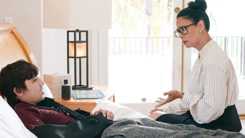 زيارة الأستاذة لتلميذها المصاب تتحول لسكس مجنون – افلام سكس مترجم