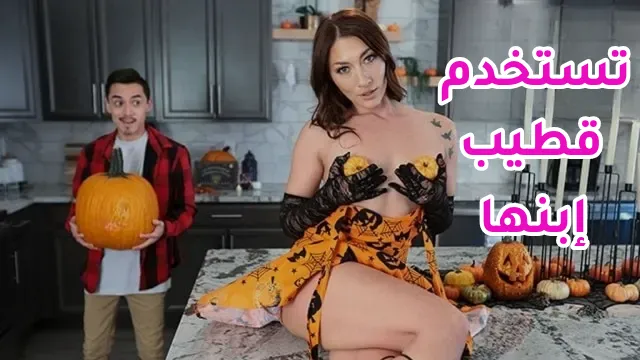 سكس مترجم امهات – ميلف شهوانية تتعامل مع زب ابنها كساحرة